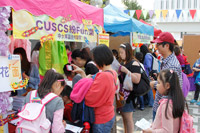 CU Alumni and their family members gather at the CUSCS booth on the CUHK Homecoming Day
